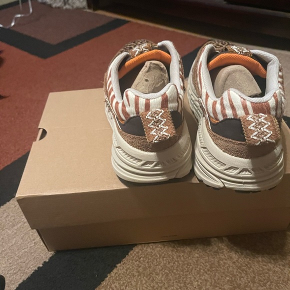 Women UGG sneakers size 7 1/2 - Picture 5 of 5